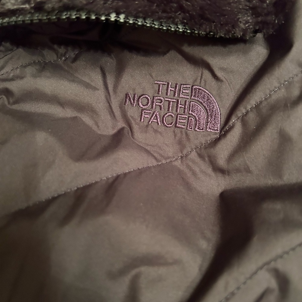 NorthFace black reversible jacket. In excellent used condition. Zipper pockets.